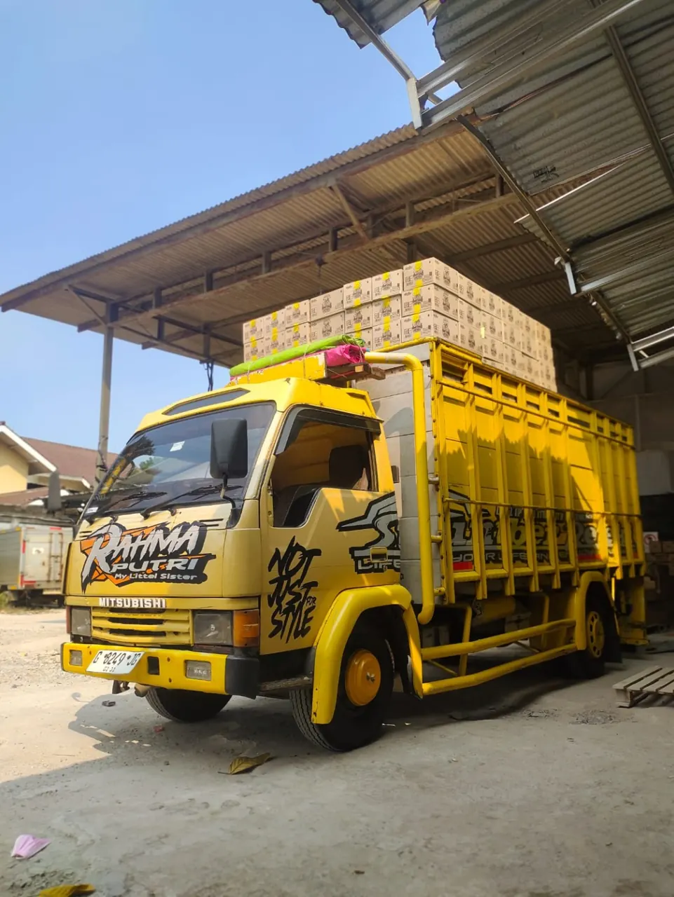 Armada angkut barang Bima Trans